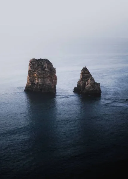 Een Verticaal Schot Van Kliffen Donkerblauwe Zee Algarve Portugal — Stockfoto