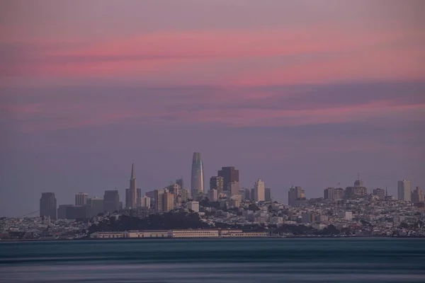 Miasto San Francisco Otoczone Wodą Podczas Pięknego Zachodu Słońca Kalifornii — Zdjęcie stockowe
