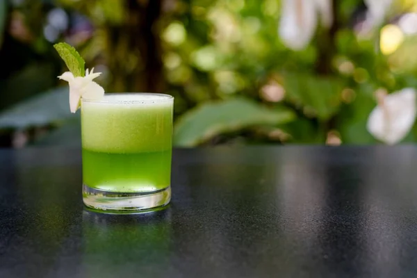 Bicchiere Succo Verde Spremuto Freddo Bicchiere Decorato Con Una Foglia — Foto Stock
