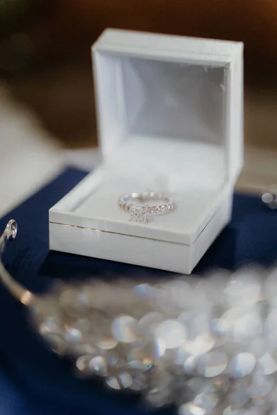 白い箱の中に花嫁のための美しい結婚指輪の垂直ショット — ストック写真
