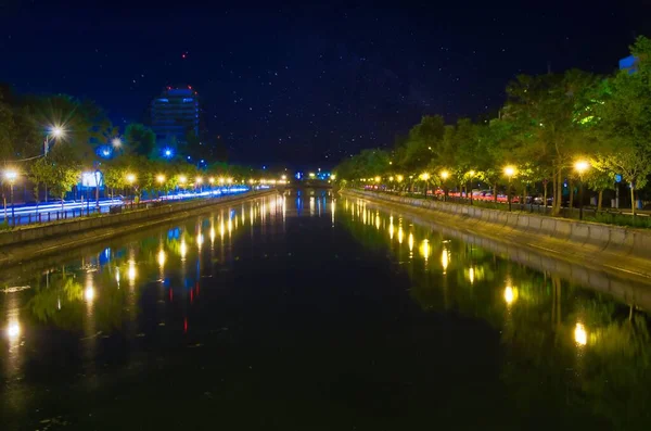 夜になると街の灯りが反射する川 — ストック写真