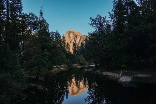Close Belo Lago Negro Meio Uma Floresta Vale Yosemite — Fotografia de Stock