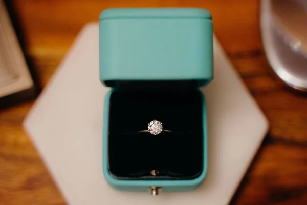 Egy Közeli Kép Egy Jegygyűrűről Kék Dobozban — Stock Fotó