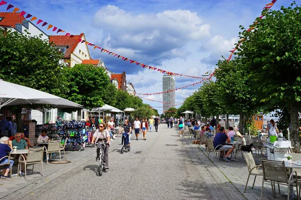 Die Einkaufsstraße Travemünde Der Ostsee Einem Sonnigen Tag Deutschland — Stockfoto