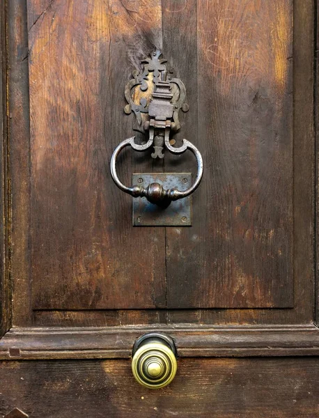 Μια Κάθετη Βολή Από Μεταλλικό Χερούλι Μια Παλιά Ξύλινη Πόρτα — Φωτογραφία Αρχείου