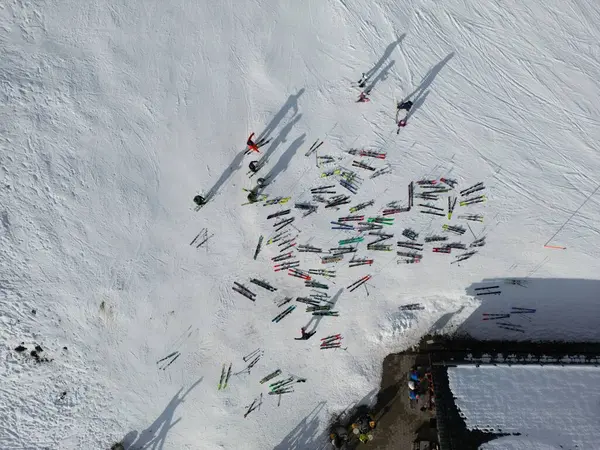 Una Vista Superior Los Esquiadores Una Estación Deportes Invierno Suiza —  Fotos de Stock