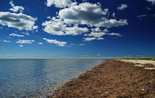 Uma Imagem Uma Superfície Água Areia Abaixo Belo Céu Nuvens — Fotografia de Stock