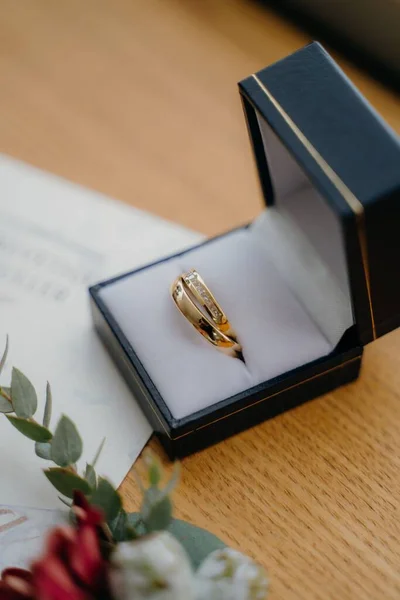 Μια Κάθετη Λήψη Χρυσών Νυφικών Δαχτυλιδιών Ένα Κουτί — Φωτογραφία Αρχείου