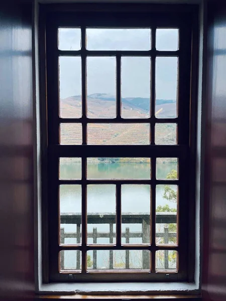 Ahşap Bir Pencereden Dağlarla Çevrili Bir Göle Güzel Bir Manzara — Stok fotoğraf