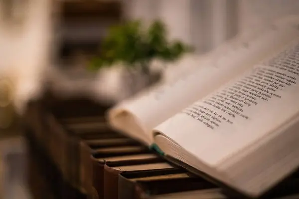 Bijbel Opende Oude Boeken Geplunderd Een Houten Commode — Stockfoto