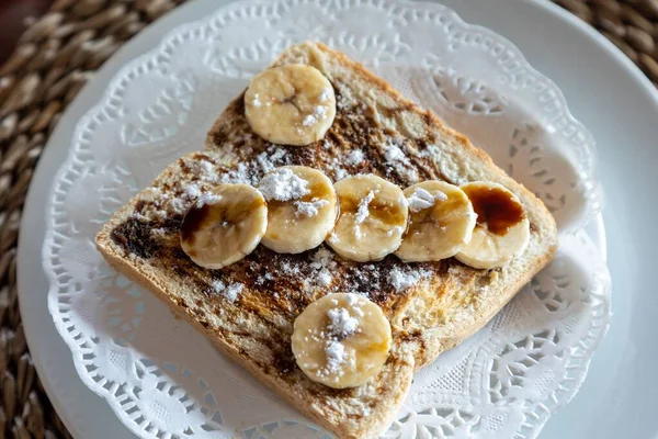 Horisontell Närbild Nyskurna Bananer Choklad Och Sockerpulver Rostat Bröd Vit — Stockfoto