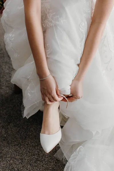 Невеста Белом Элегантном Свадебном Платье Надевает Туфли День Свадьбы — стоковое фото