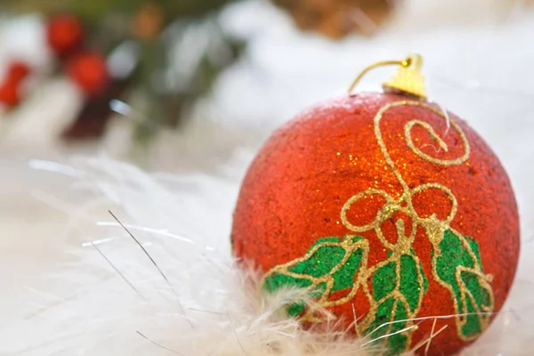 白い表面に置かれた赤いクリスマスの装飾品のクローズアップ — ストック写真