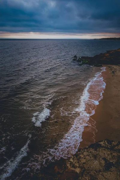 Eine Vertikale Aufnahme Einer Meeresküste — Stockfoto