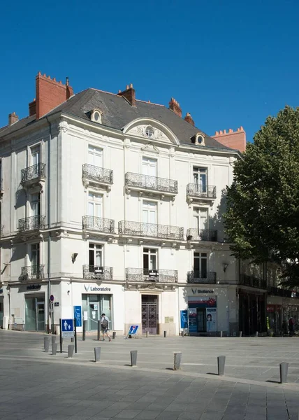 Güneşli Bir Günde Nantes Fransa Sokaklarındaki Güzel Beyaz Bir Binanın — Stok fotoğraf