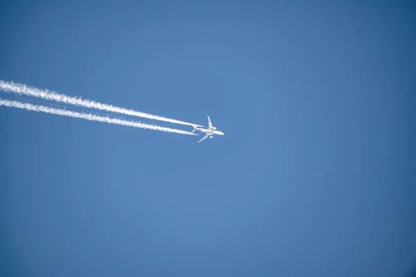 Avión Jet Volando Diagonalmente Con Estela Condensación —  Fotos de Stock