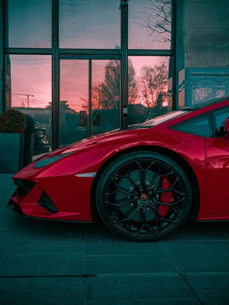 Ein Lamborghini Huracan Evo Parkt Vor Einem Penthouse — Stockfoto