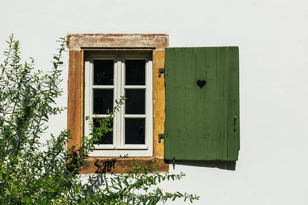 Старое Деревянное Окно Немецкой Фермы Зелеными Ставнями Форме Сердца — стоковое фото