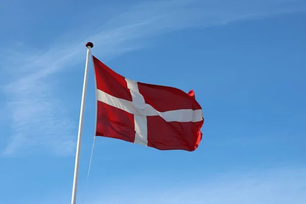 Nízký Úhel Zavření Dánské Vlajky Vlnící Vzduchu Proti Jasně Modré — Stock fotografie