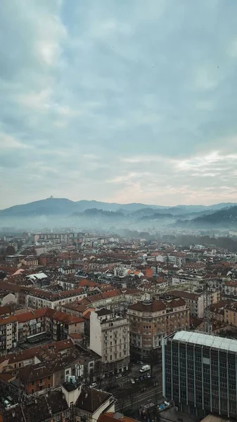 意大利都灵城市景观的空中垂直拍摄 背景为多云的天空和山脉 — 图库照片