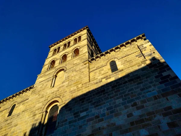 Fransa 'nın Issoire kentindeki Abbatiale Saint Austremoine Romanesque kilisesinin dışı.