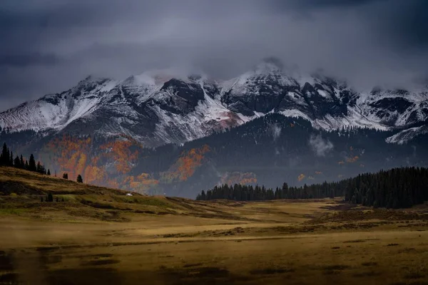 Красивый Пейзаж Горы Облачную Погоду Осенью — стоковое фото