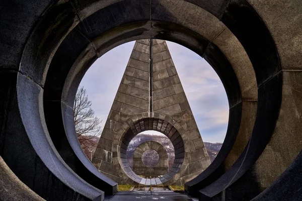セルビアのヴルンジャカ バニャ付近の社会主義時代の有名なポピナ記念碑 — ストック写真