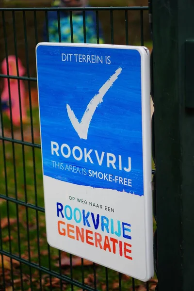 Hollandaca Bir Işaret Diliyle Bölgenin Çocuk Parkının Yanında Sigara Içilmediğini — Stok fotoğraf