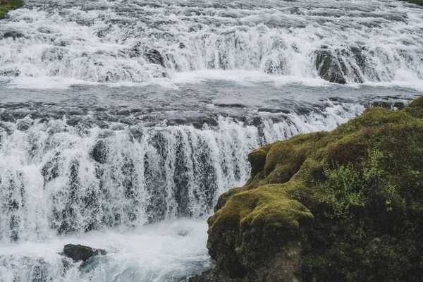 İzlanda 'da güzel bir Skogafoss şelalesi.