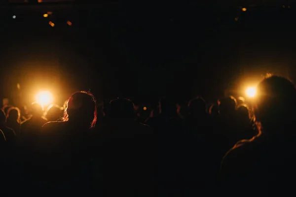 Uma Silhueta Uma Multidão Frente Para Duas Luzes Brilhantes Fundo — Fotografia de Stock