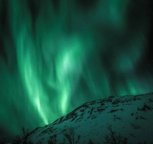Une Belle Photo Aurora Sur Une Montagne Enneigée Dans Nord — Photo