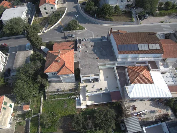 Eine Luftaufnahme Von Häusern Einer Stadt Mit Grünen Gärten Und — Stockfoto