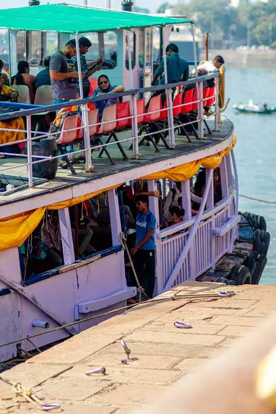 人们享受乘船游览的垂直镜头 — 图库照片