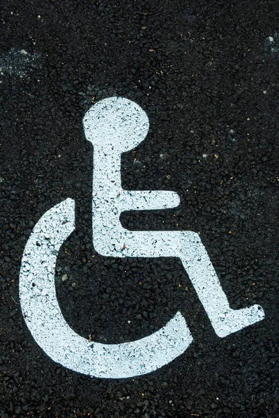 Pionowe Ujęcie Znaku Osoby Niepełnosprawnej Asfalcie — Zdjęcie stockowe