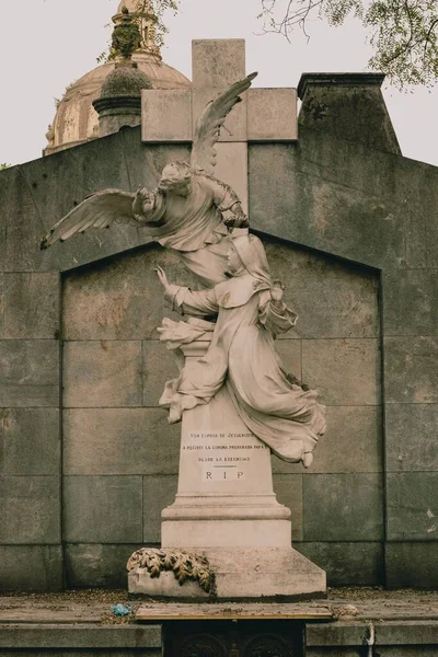 アルゼンチン ブエノスアイレスのチャカリタ墓地の宗教彫刻の垂直ショット — ストック写真