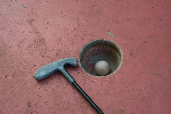 Ένα Μπαστούνι Του Γκολφ Δίπλα Μια Τρύπα Μια Μπάλα Μέσα — Φωτογραφία Αρχείου