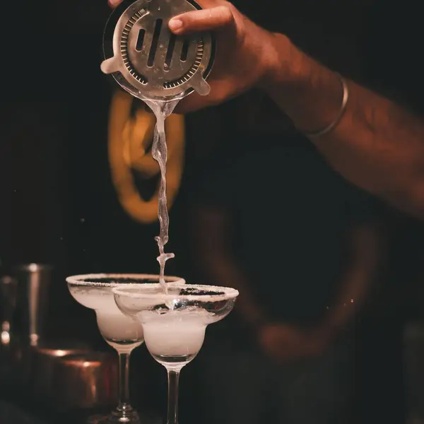 Closeup Bartender Pouring Cocktail Glasses Bar — Stock Photo, Image
