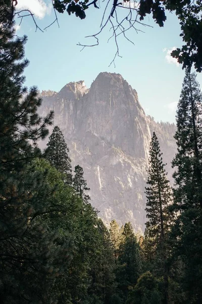 Uma Foto Vertical Enormes Formações Rochosas Capitan Parque Nacional Yosemite — Fotografia de Stock