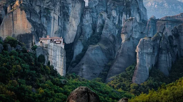 希腊卡拉巴卡山区历史性的气象岩的空中景观 — 图库照片