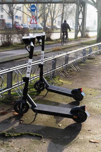 Halka Açık Alanda Park Edilmiş Iki Elektrikli Scooterın Dikey Çekimi — Stok fotoğraf