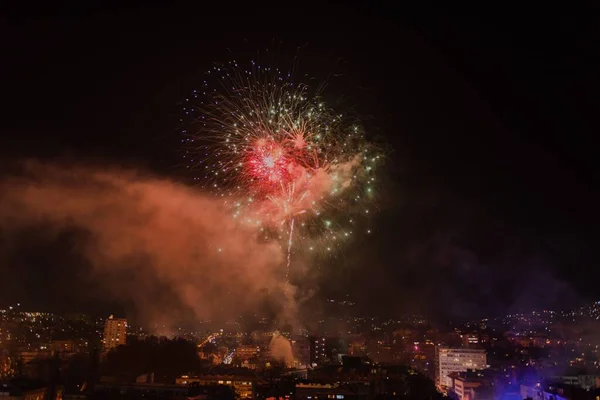 Ένα Καταπληκτικό Πολύχρωμα Πυροτεχνήματα Της Πρωτοχρονιάς Σκούρο Φόντο Και Αστικό — Φωτογραφία Αρχείου