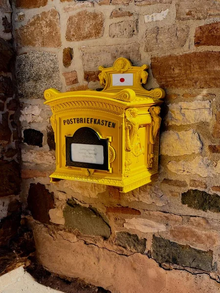 Uma Caixa Postal Amarela Vintage Livre Parede — Fotografia de Stock