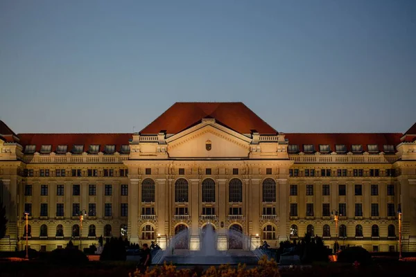Vacker Närbild Fasaden Universitetet Debrecen Kvällen — Stockfoto