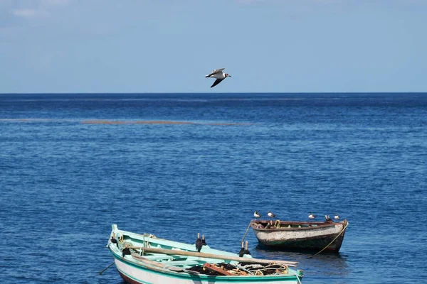 Прекрасный Вид Воздуха Лодки Плывущие Ярко Голубой Воде Солнечным Небом — стоковое фото