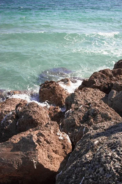 岩と青い海の垂直ショット — ストック写真