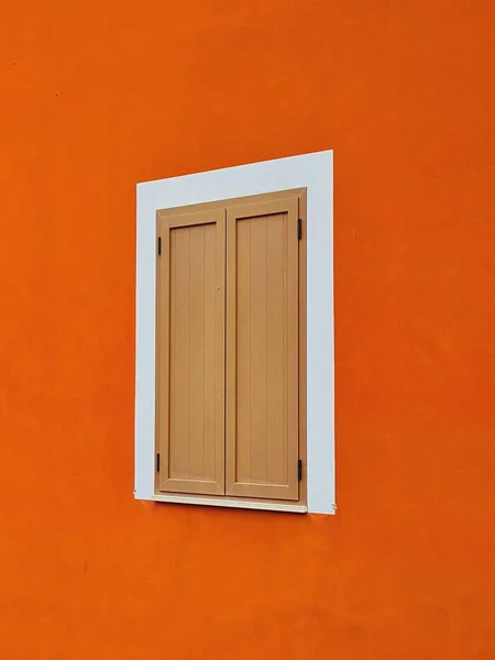 Закрытое Окно Оранжевого Дома Копировальным Пространством — стоковое фото
