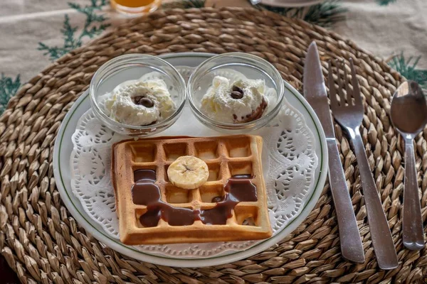 Överblick Över Våfflor Med Banan Och Choklad Och Bestick Frukostbordet — Stockfoto