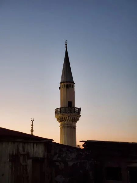 イスタンブールの日没時のモスクのミナレットの垂直低角度ショット — ストック写真
