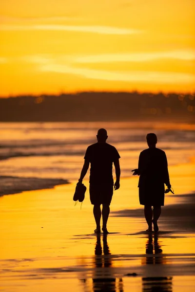 Eine Nahaufnahme Der Silhouetten Eines Paares Strand Während Eines Wunderschönen — Stockfoto
