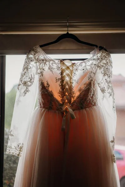 Вертикальный Крупным Планом Снимок Красивого Кружевного Платья Невесты Висящего Вешалке — стоковое фото